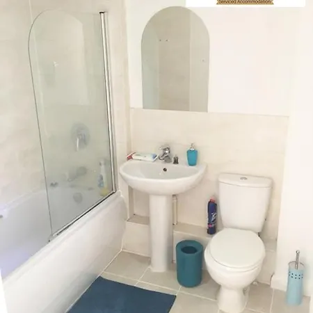 2 Bedroom At , Adonai Serviced Accommodation, Free Wifi And Parking Appartamento Dagenham