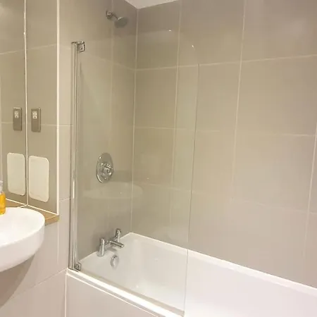 Garland Centre Apartment, Crayford-dartford Apartment