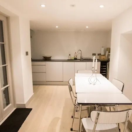 Stylish & Modern 1bd Kensington Flat Sleeps 2 * London