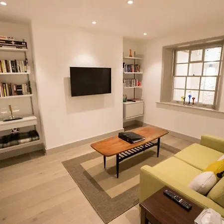 Stylish & Modern 1bd Kensington Flat Sleeps 2 London