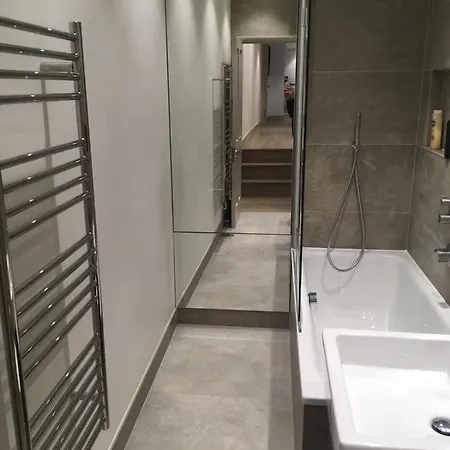 Stylish & Modern 1bd Kensington Flat Sleeps 2