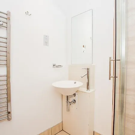 Incredible And Modern Central 1 Bedroom - Bridge Apartment