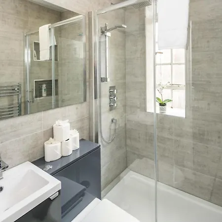 New Sleek Modern In The Heart Of Chelsea *