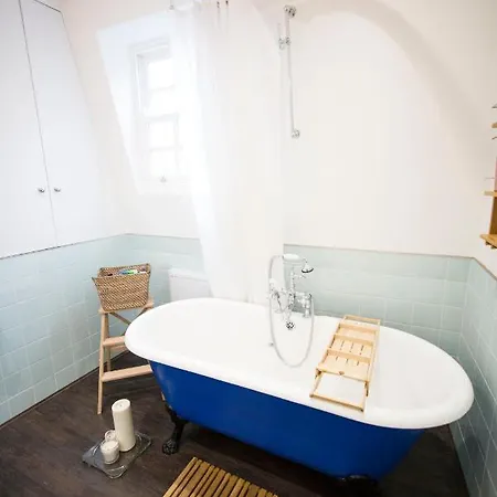 Luxury Bed Just Off The Canal Guest house *