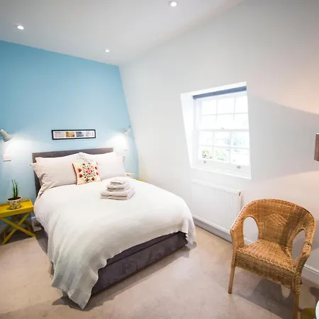 Luxury Bed Just Off The Canal Guest house London