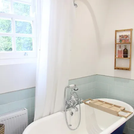 Luxury Bed Just Off The Canal * London