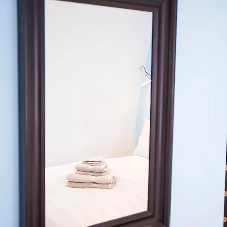 Luxury Bed Just Off The Canal Guest house