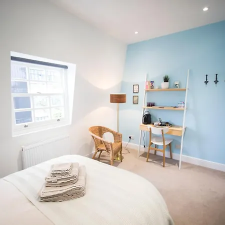 Guest house Luxury Bed Just Off The Canal *