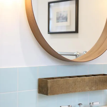 Luxury Bed Just Off The Canal Guest house London