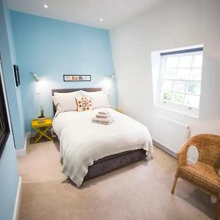 Luxury Bed Just Off The Canal Guest house