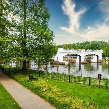 Hotel The Lensbury 4*