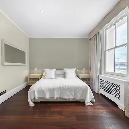 Veeve - Roof Terrace Views In Chelsea Apartment