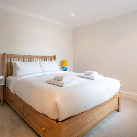 Pleasant Putney Close To The Tube Station By Underthedoormat Apartment London