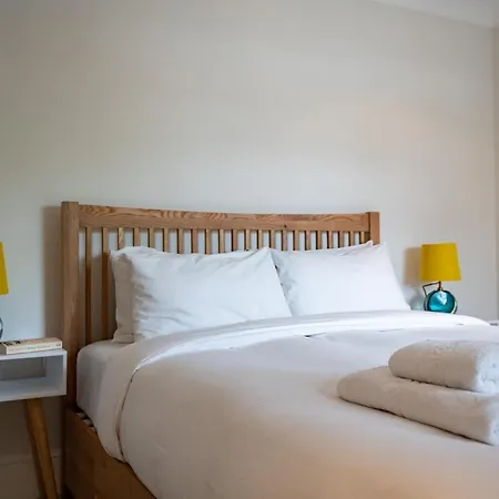 Pleasant Putney Close To The Tube Station By Underthedoormat Apartment London