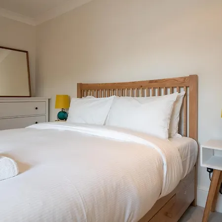 Apartment Pleasant Putney Close To The Tube Station By Underthedoormat *