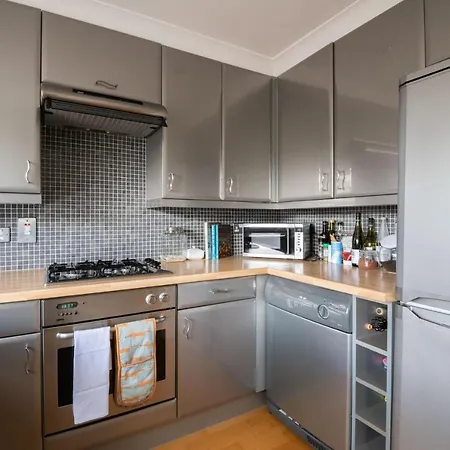 Pleasant Putney Close To The Tube Station By Underthedoormat * London