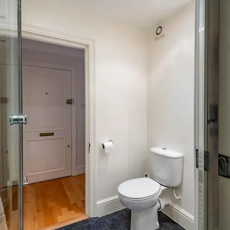 Apartment Pleasant Putney Close To The Tube Station By Underthedoormat London