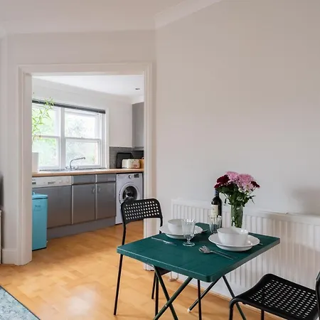 Apartment Pleasant Putney Close To The Tube Station By Underthedoormat London