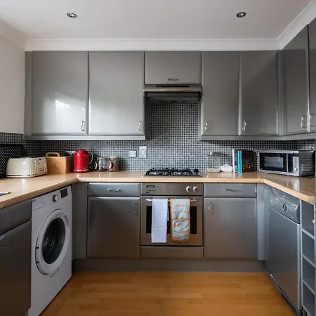 Pleasant Putney Close To The Tube Station By Underthedoormat Apartment