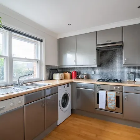 Pleasant Putney Close To The Tube Station By Underthedoormat London