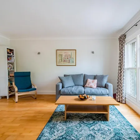 Pleasant Putney Close To The Tube Station By Underthedoormat London