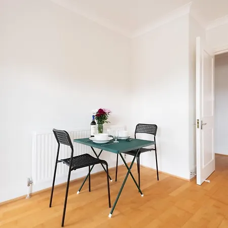 Pleasant Putney Close To The Tube Station By Underthedoormat *
