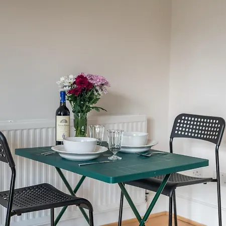Apartment Pleasant Putney Close To The Tube Station By Underthedoormat
