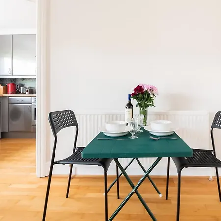 Pleasant Putney Close To The Tube Station By Underthedoormat