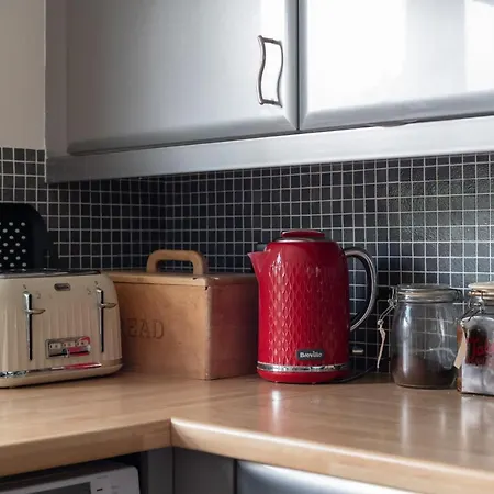Apartment Pleasant Putney Close To The Tube Station By Underthedoormat