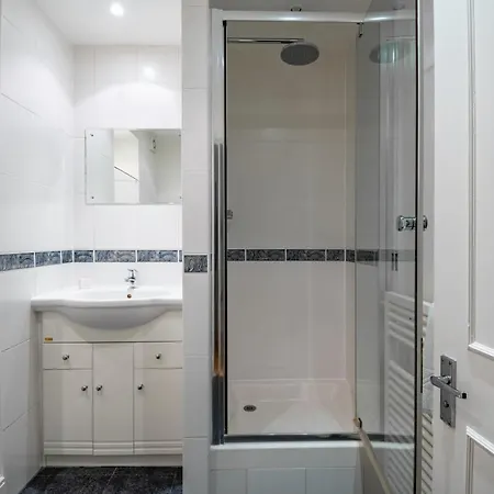 Apartment Pleasant Putney Close To The Tube Station By Underthedoormat *