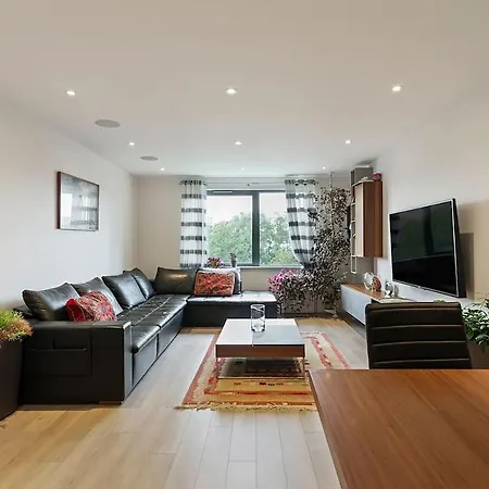 1-bed Spacious Flat, North London, 15 Minutes To * New Southgate