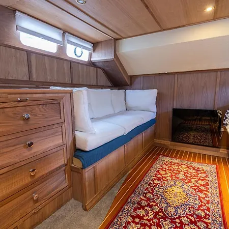 Rustic 2-bed Houseboat On The River Thames, In East * London