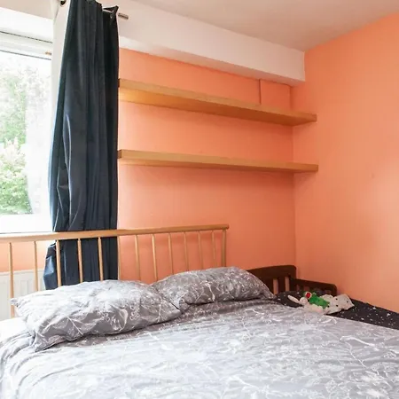Pass The Keys Spacious Kennington Apartment, 4 Mins From Station