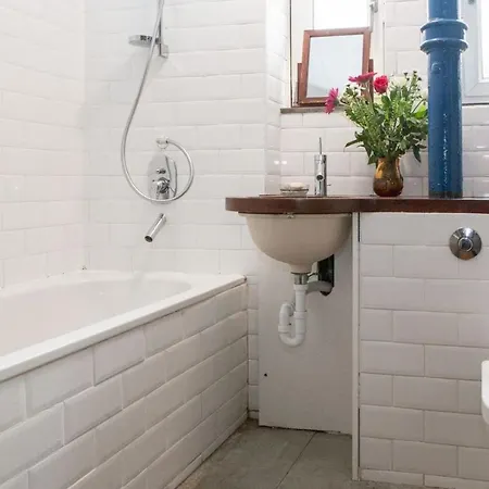 Pass The Keys Spacious Kennington Apartment, 4 Mins From Station London