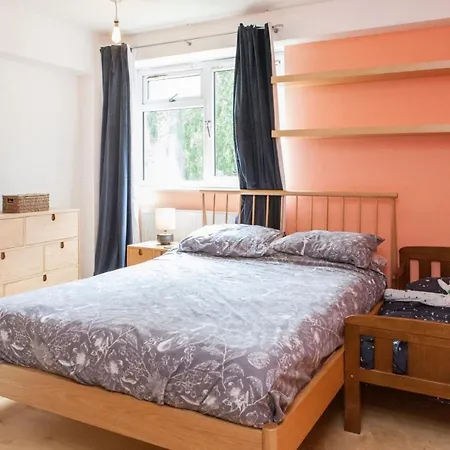 Pass The Keys Spacious Kennington Apartment, 4 Mins From Station London