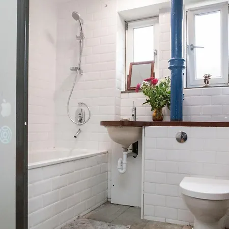 Pass The Keys Spacious Kennington Apartment, 4 Mins From Station