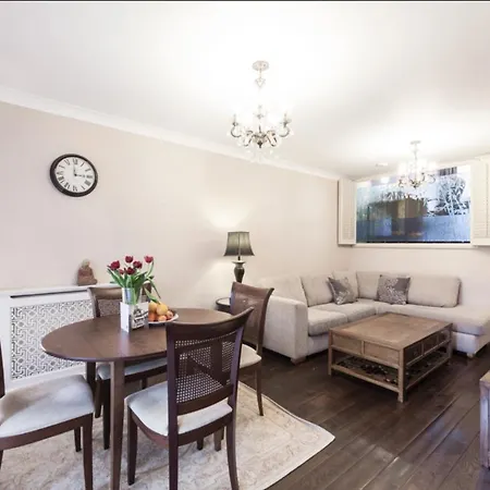 Victoria Two Bedroom Apartment * London