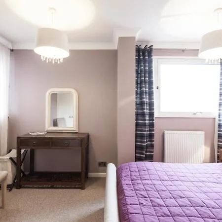 Victoria Two Bedroom Apartment *