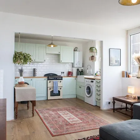 Pass The Keys Spacious 2bedroom Flat With Views In Bridge
