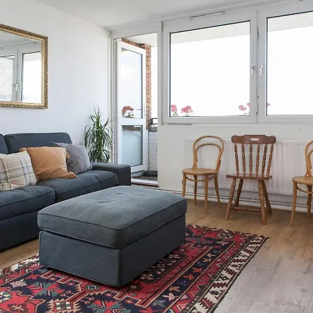 Pass The Keys Spacious 2bedroom Flat With Views In Bridge *