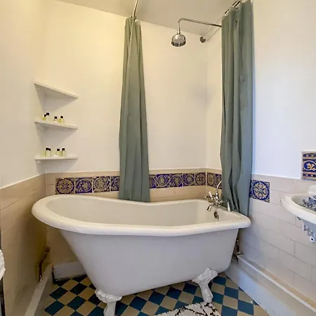 Pass The Keys Spacious 2bedroom Flat With Views In Bridge شقة *