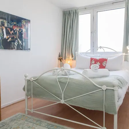 Pass The Keys Spacious 2bedroom Flat With Views In Bridge *