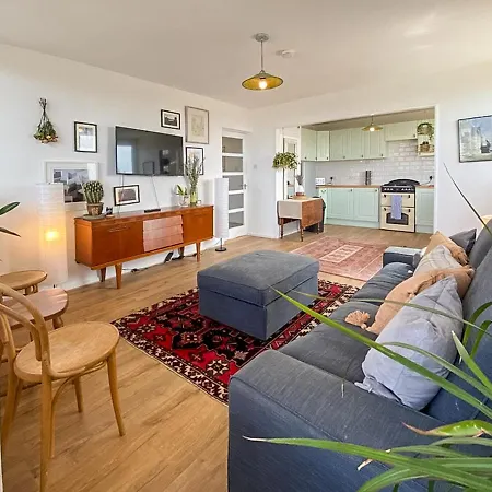 Pass The Keys Spacious 2bedroom Flat With Views In Bridge شقة