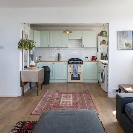 Pass The Keys Spacious 2bedroom Flat With Views In Bridge *