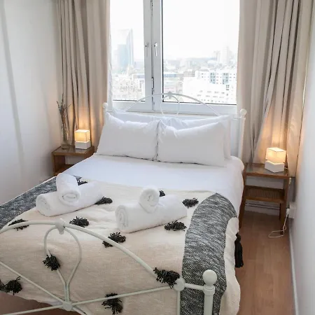 Pass The Keys Spacious 2bedroom Flat With Views In Bridge *