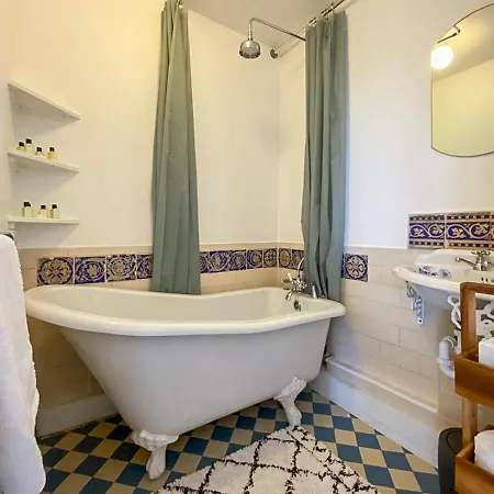 Pass The Keys Spacious 2bedroom Flat With Views In Bridge شقة