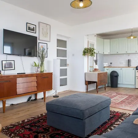 Pass The Keys Spacious 2bedroom Flat With Views In Bridge شقة