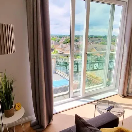 Apartment ⭑ Staywelcome- Stylish Near Heathrow, Skyline Views ⭑ Feltham
