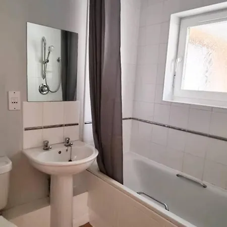 ⭑ Staywelcome- Stylish Near Heathrow, Skyline Views ⭑ * Feltham