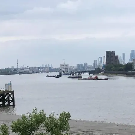 Apartment Thames View & Free Parking - Perfect Long Workers Only